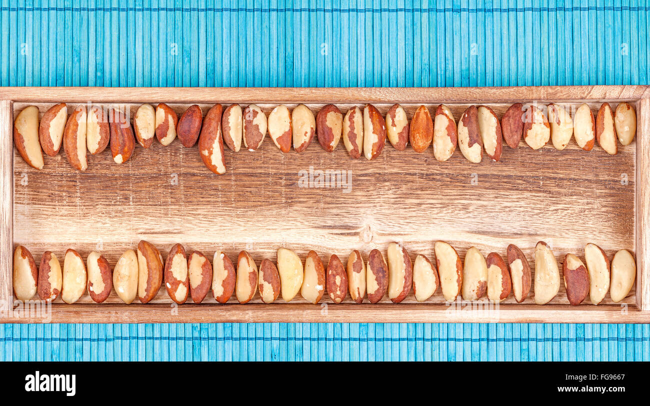Le noci del Brasile su uno sfondo di legno. Foto Stock