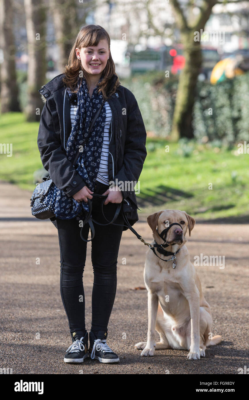 Londra, Regno Unito. Il 18 febbraio 2016. Sophie Pearman con Labrador Retriever Scooby, un cane che è in grado di monitorare pazienti diabetici Sophie's i livelli di zucchero nel sangue. Il Crufts 2016 cane eroi finalisti sono stati rivelati dal Kennel Club. L annuale Eukanuba Amici per la vita concorso gestito dal Kennel Club festeggia ispirando storie di cani compagnia di fronte alle avversità. © Immagini vibranti/Alamy Live News Foto Stock