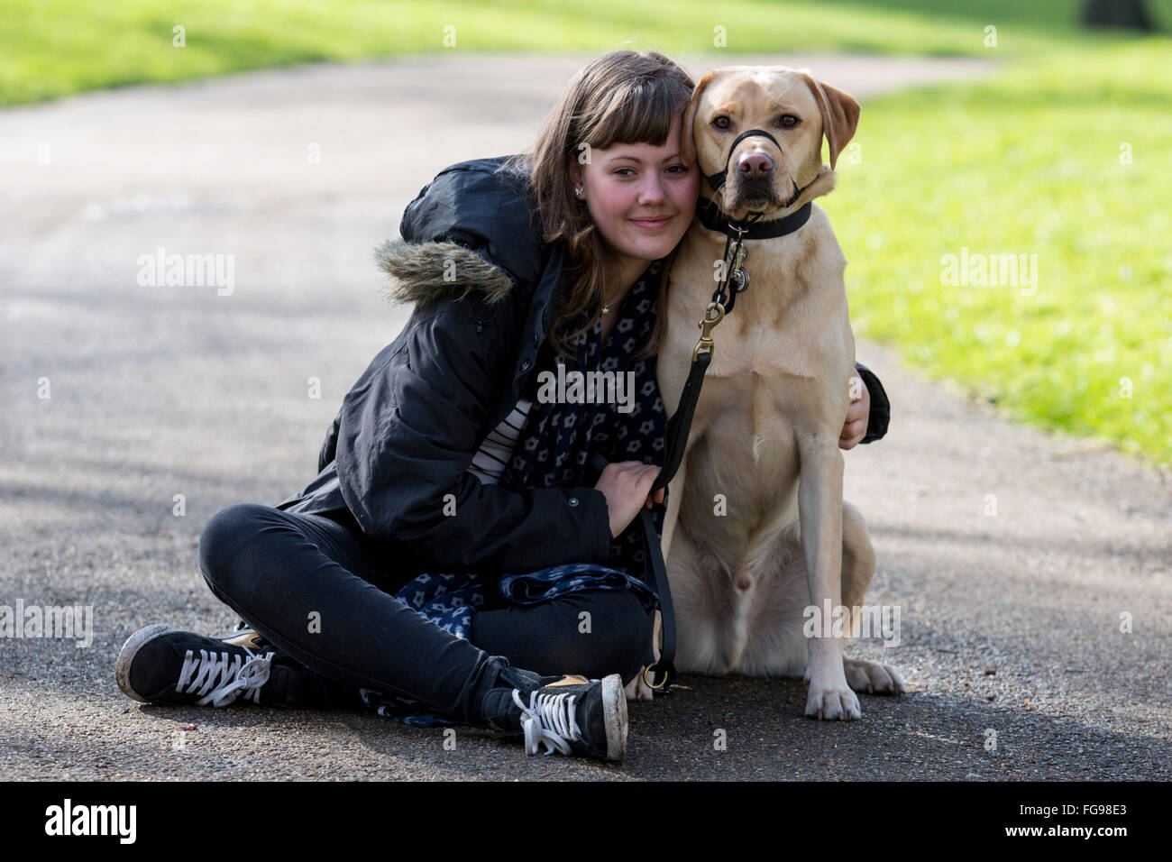 Londra, Regno Unito. Il 18 febbraio 2016. Sophie Pearman con Labrador Retriever Scooby, un cane che è in grado di monitorare pazienti diabetici Sophie's i livelli di zucchero nel sangue. Il Crufts 2016 cane eroi finalisti sono stati rivelati dal Kennel Club. L annuale Eukanuba Amici per la vita concorso gestito dal Kennel Club festeggia ispirando storie di cani compagnia di fronte alle avversità. © Immagini vibranti/Alamy Live News Foto Stock