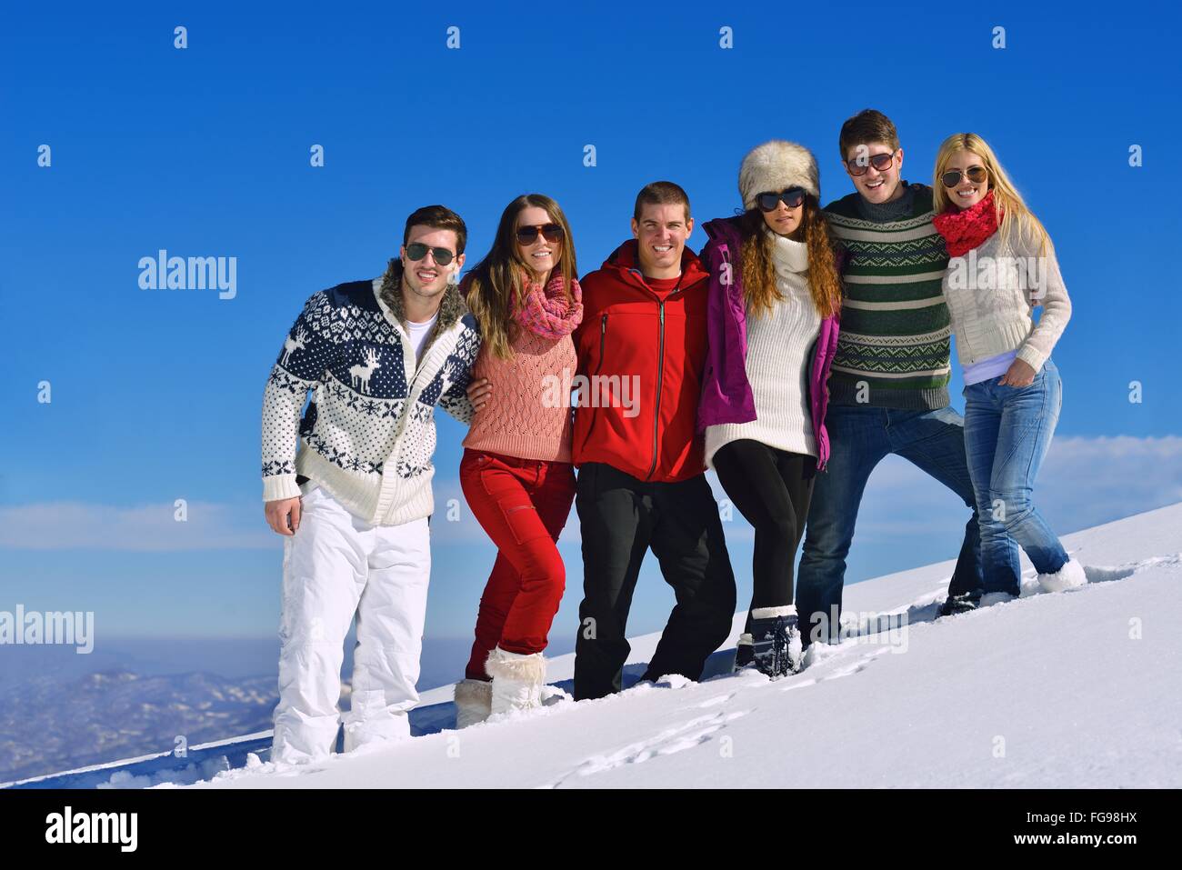 Gli amici hanno divertimento in inverno sulla neve fresca Foto Stock