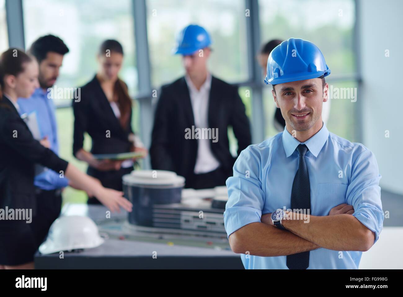 La gente di affari e ingegneri sulla riunione Foto Stock