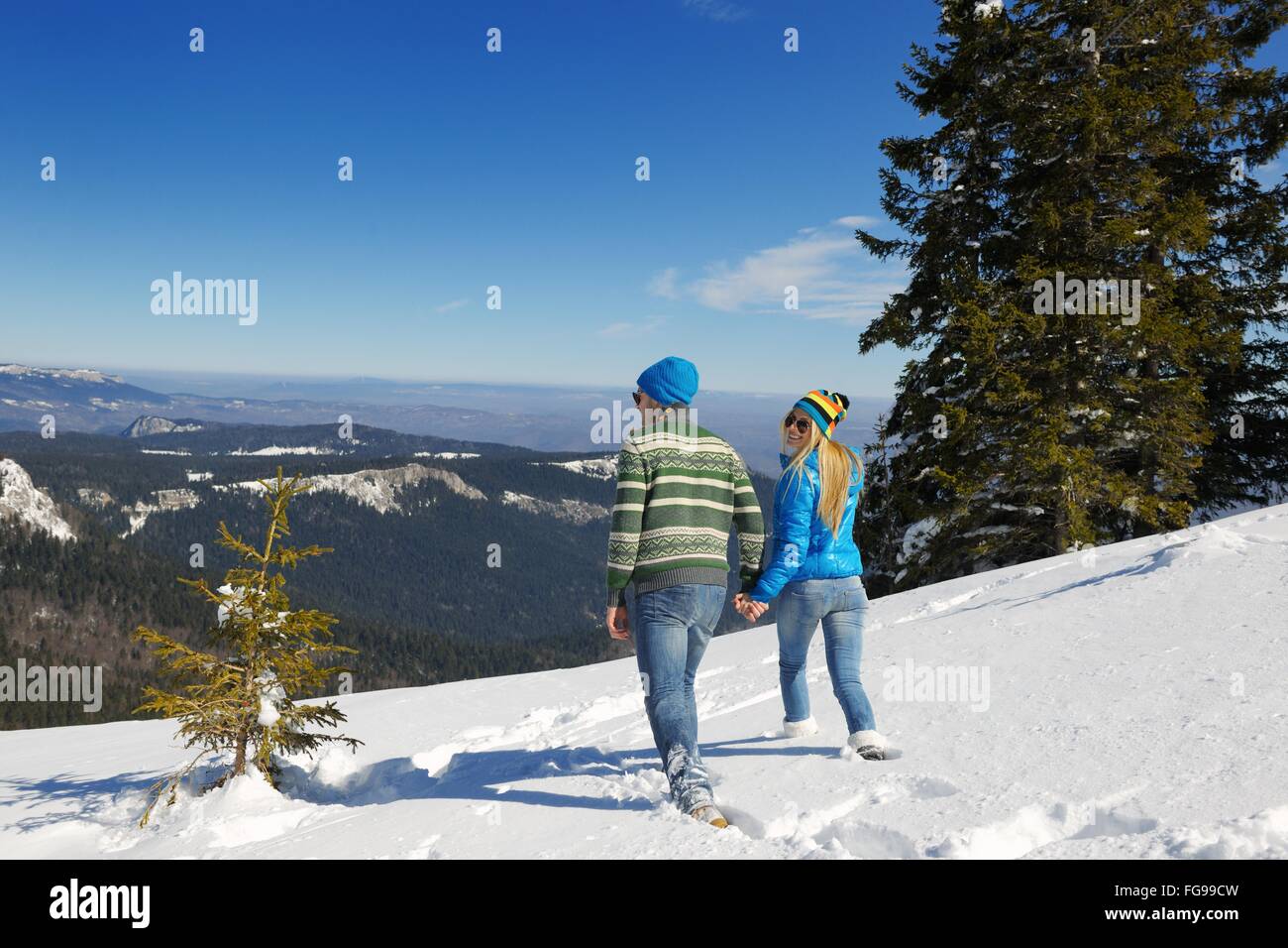 Una giovane coppia in vacanza invernale Foto Stock