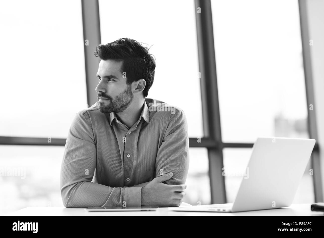 Felice giovane uomo d affari in ufficio Foto Stock