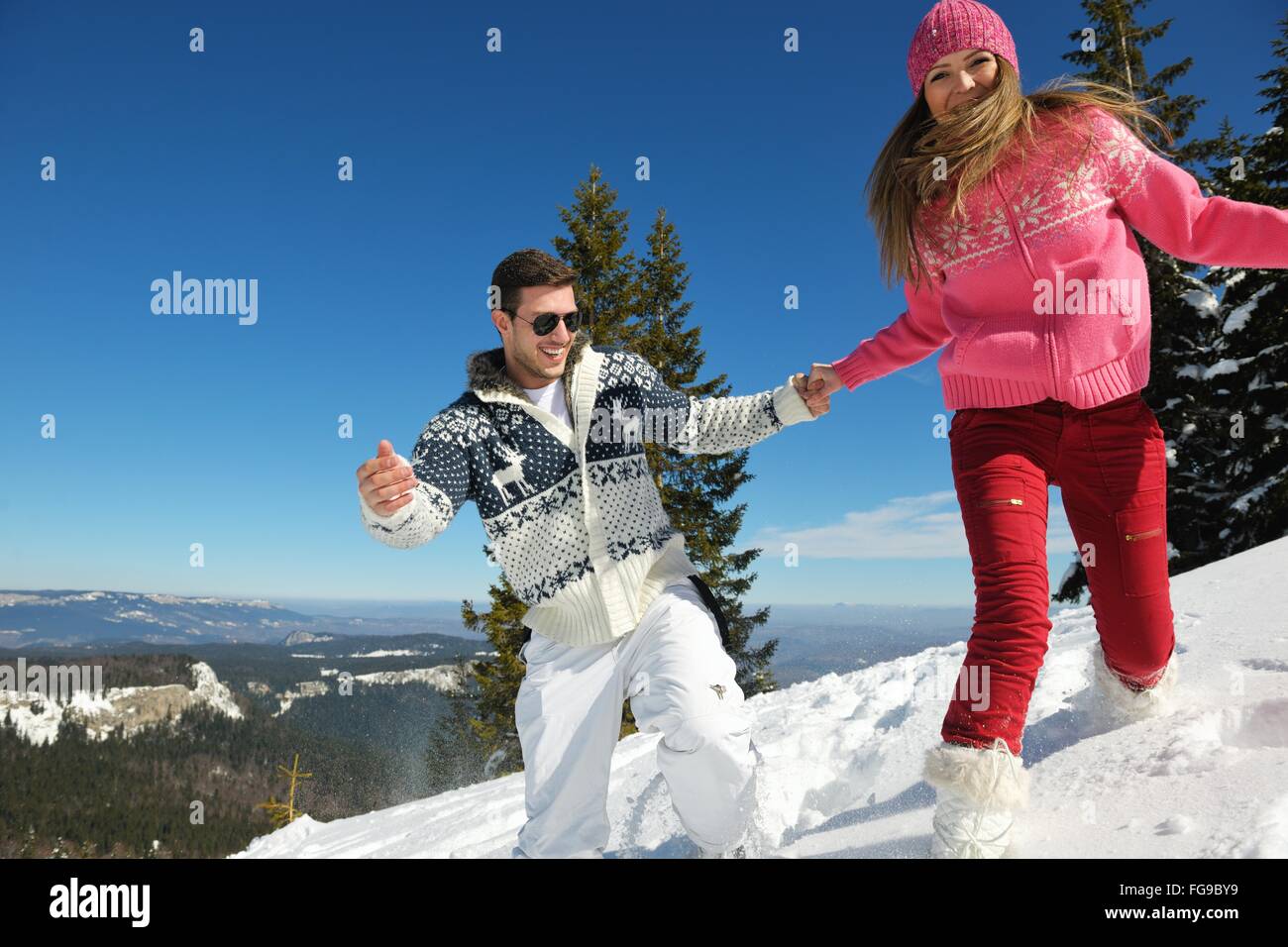 Coppia giovane in inverno scena di neve Foto Stock