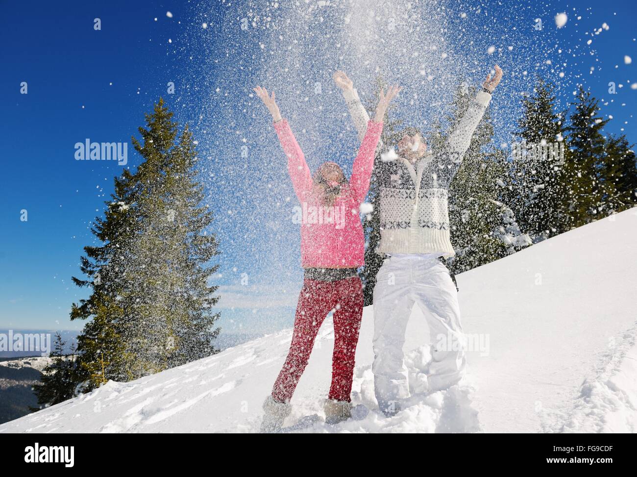 Coppia giovane in inverno scena di neve Foto Stock