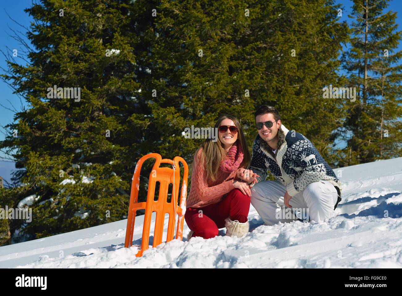 Coppia giovane in inverno scena di neve Foto Stock