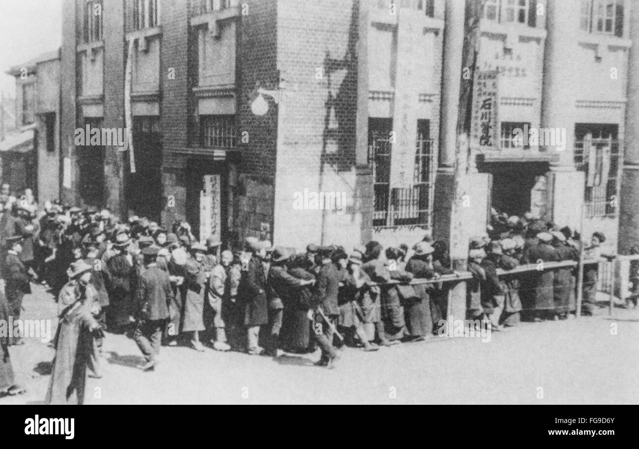 Banking panic. La gente si precipita a Nakano banca per prelevare denaro ,Tokyo, Marzo 22, 1927. Foto Stock
