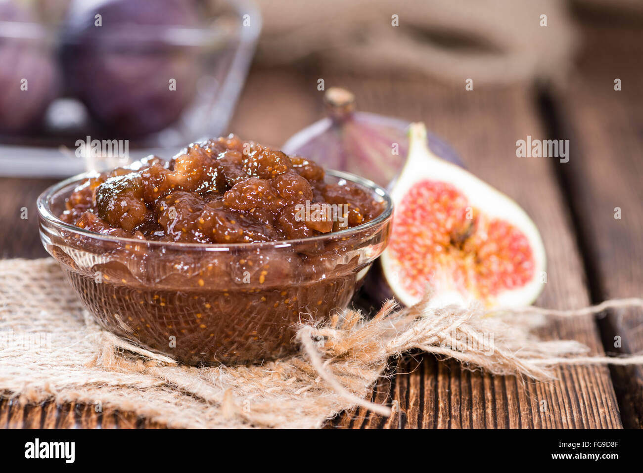 Porzione di freschi fatti in casa Confettura di Fichi su sfondo di legno Foto Stock