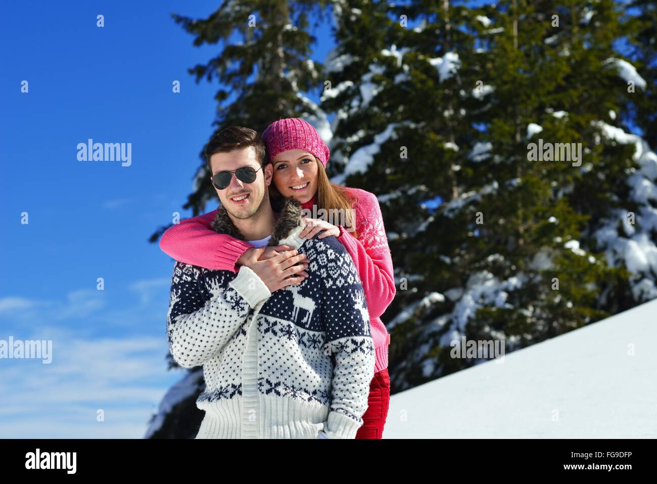 Una giovane coppia in vacanza invernale Foto Stock