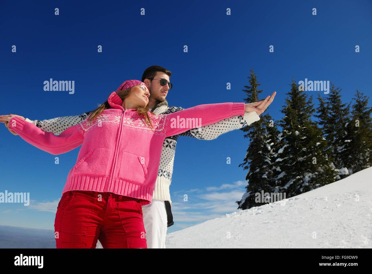 Una giovane coppia in vacanza invernale Foto Stock