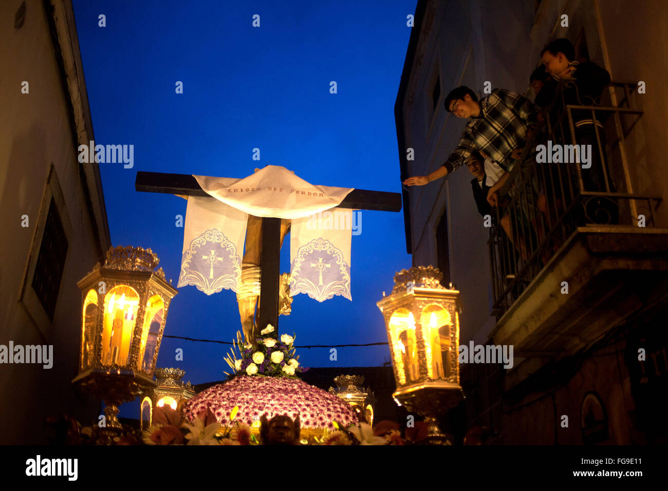Un adolescente tocca la croce dell'immagine del Cristo del perdono (Cristo del jordon) durante una PASQUA SETTIMANA SANTA PROCESSIONE Foto Stock