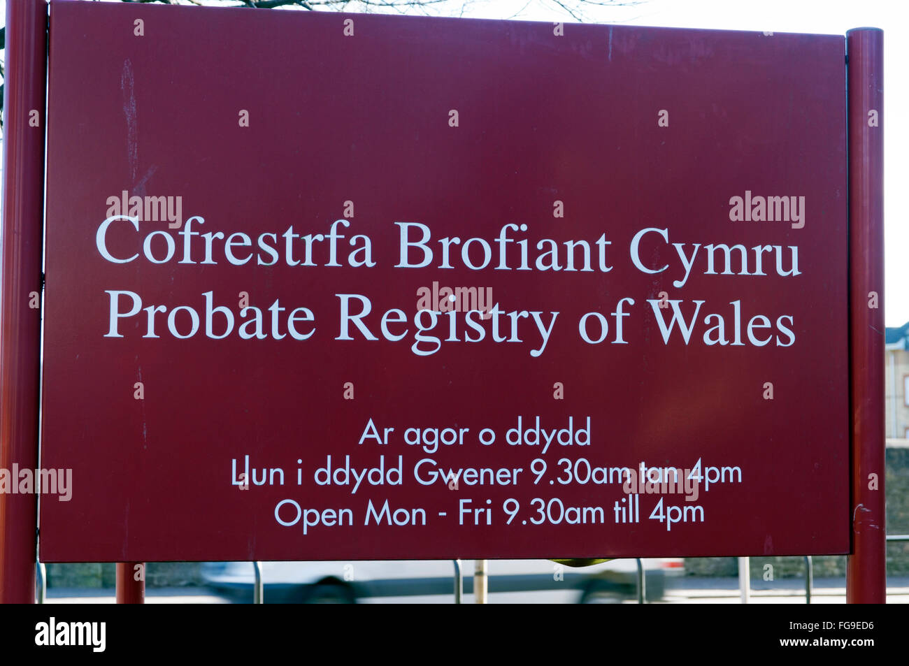 Sign in inglese e gallese al di fuori del Registro di sistema Probate del Galles uffici, Cardiff Wales. Foto Stock