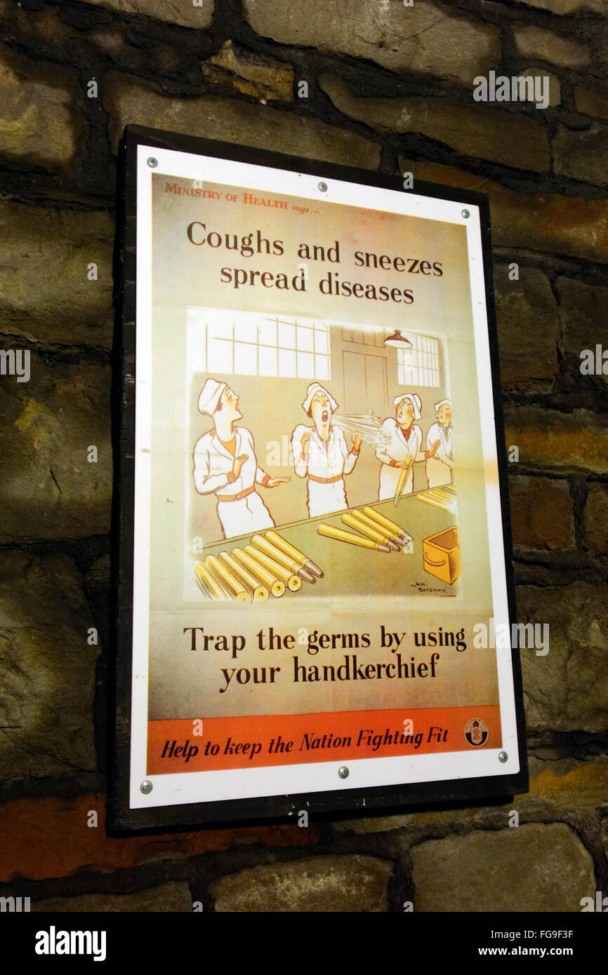 'Colpi di tosse e starnuti diffondono malattie' poster dalla seconda guerra mondiale, il Castello di Cardiff, Cardiff, Galles del Sud, Regno Unito. Foto Stock