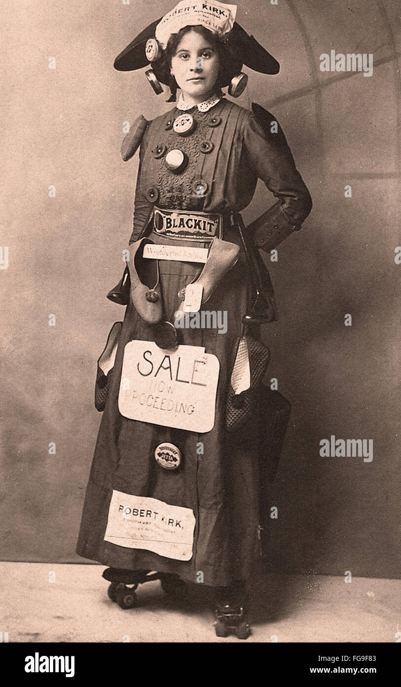 Una scarpa vittoriana venditore in rollerskates in UK - Pubblicità Foto Stock