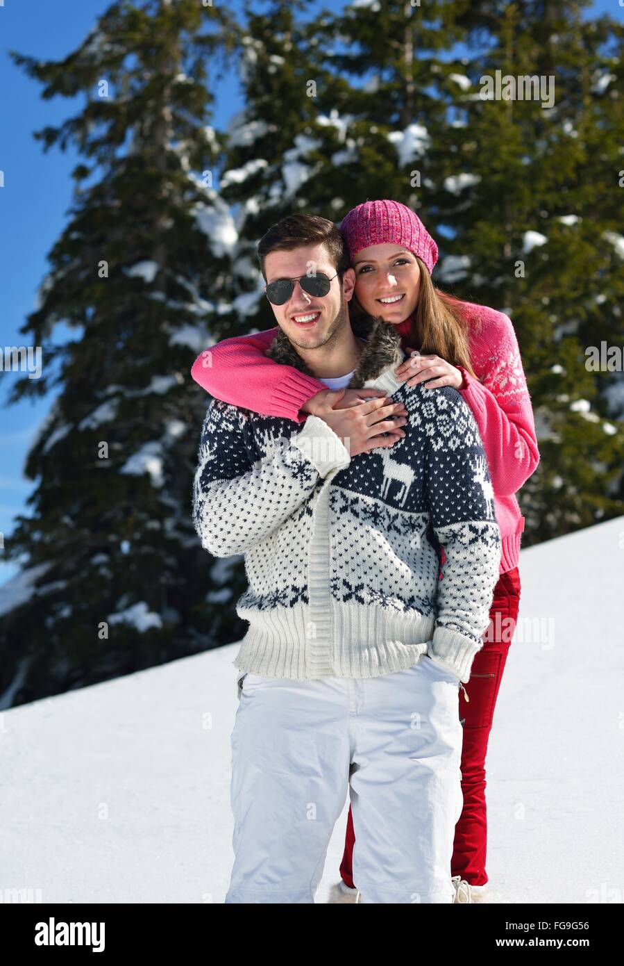 Una giovane coppia in vacanza invernale Foto Stock