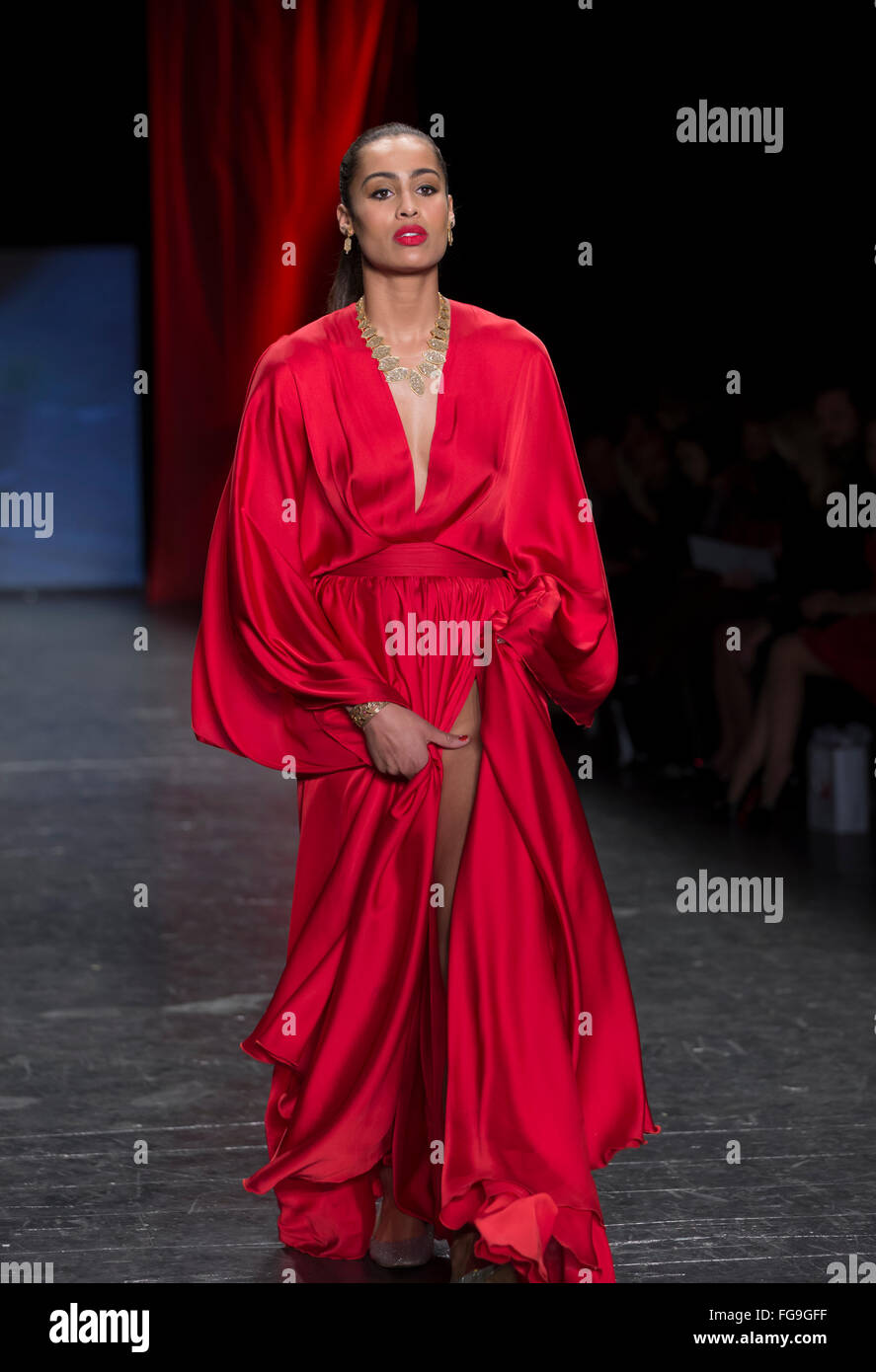 NEW YORK, NY - 11 febbraio 2016: Skylar Diggins indossando abiti da Michael Costello passeggiate via di corsa per il cuore la verità abito rosso Collezione 2016 fashion show a stazione di Moynihan Foto Stock