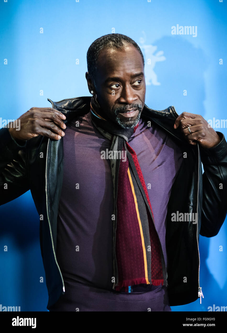 Berlino, Germania. 18 Febbraio, 2016. Direttore Don Cheadle pone durante un photocall per presentare il film 'Miles avanti' alla 66ma Berlinale Festival Internazionale del Cinema di Berlino in Germania, nel febbraio 18, 2016. Credito: Zhang ventola/Xinhua/Alamy Live News Foto Stock