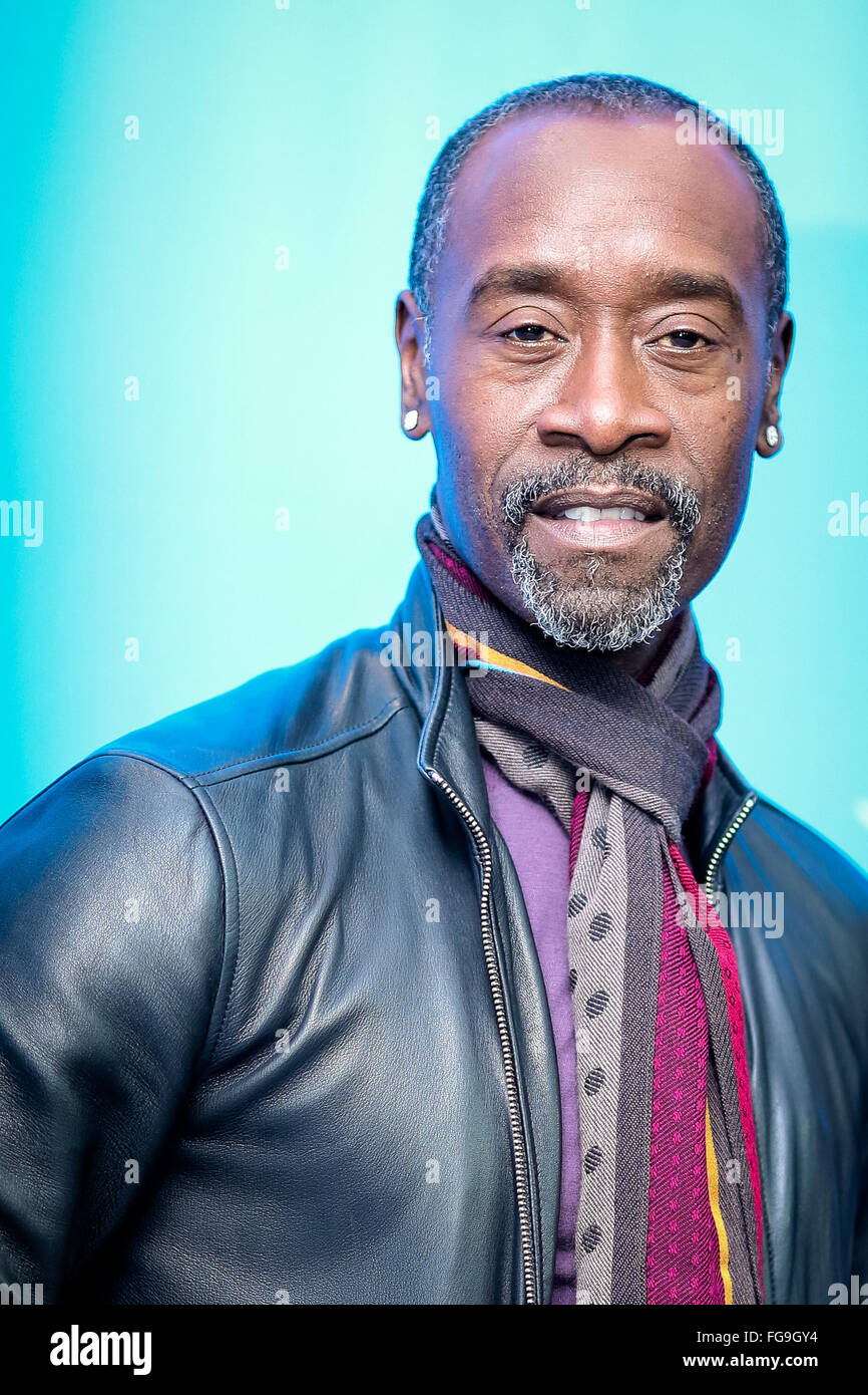 Berlino, Germania. 18 Febbraio, 2016. Direttore Don Cheadle pone durante un photocall per presentare il film 'Miles avanti' alla 66ma Berlinale Festival Internazionale del Cinema di Berlino in Germania, nel febbraio 18, 2016. Credito: Zhang ventola/Xinhua/Alamy Live News Foto Stock