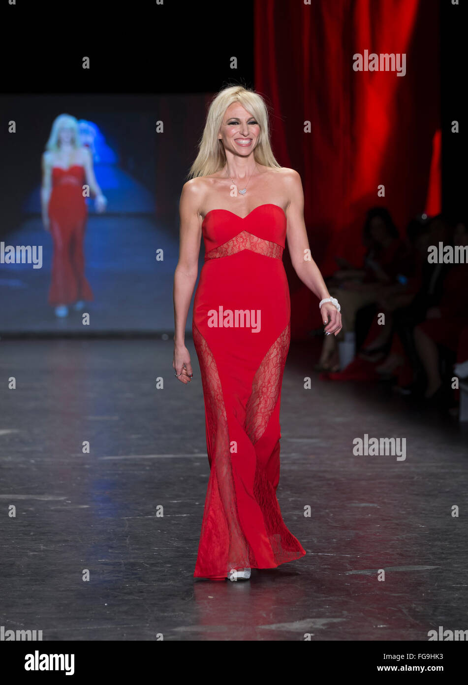 NEW YORK, NY - 11 febbraio 2016: Debbie Gibson indossando abiti da Jay Godfrey passeggiate via di corsa per il cuore la verità abito rosso Collezione 2016 fashion show a stazione di Moynihan Foto Stock