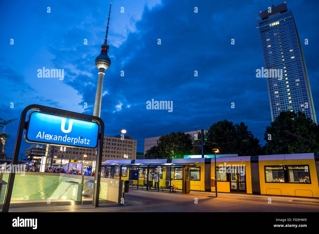 Geografia / viaggi, Germania, Berlin, Berlin Mitte, Alexanderplatz e Torre televisiva e Park Inn Hotel, Additional-Rights-Clearance-Info-Not-Available Foto Stock