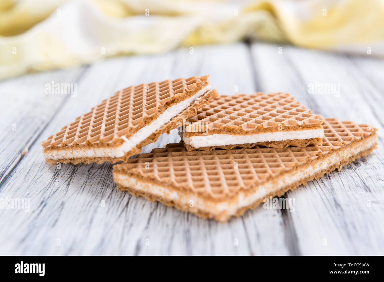 Crema alla vaniglia (cialde croccanti) sull'annata sullo sfondo di legno Foto Stock