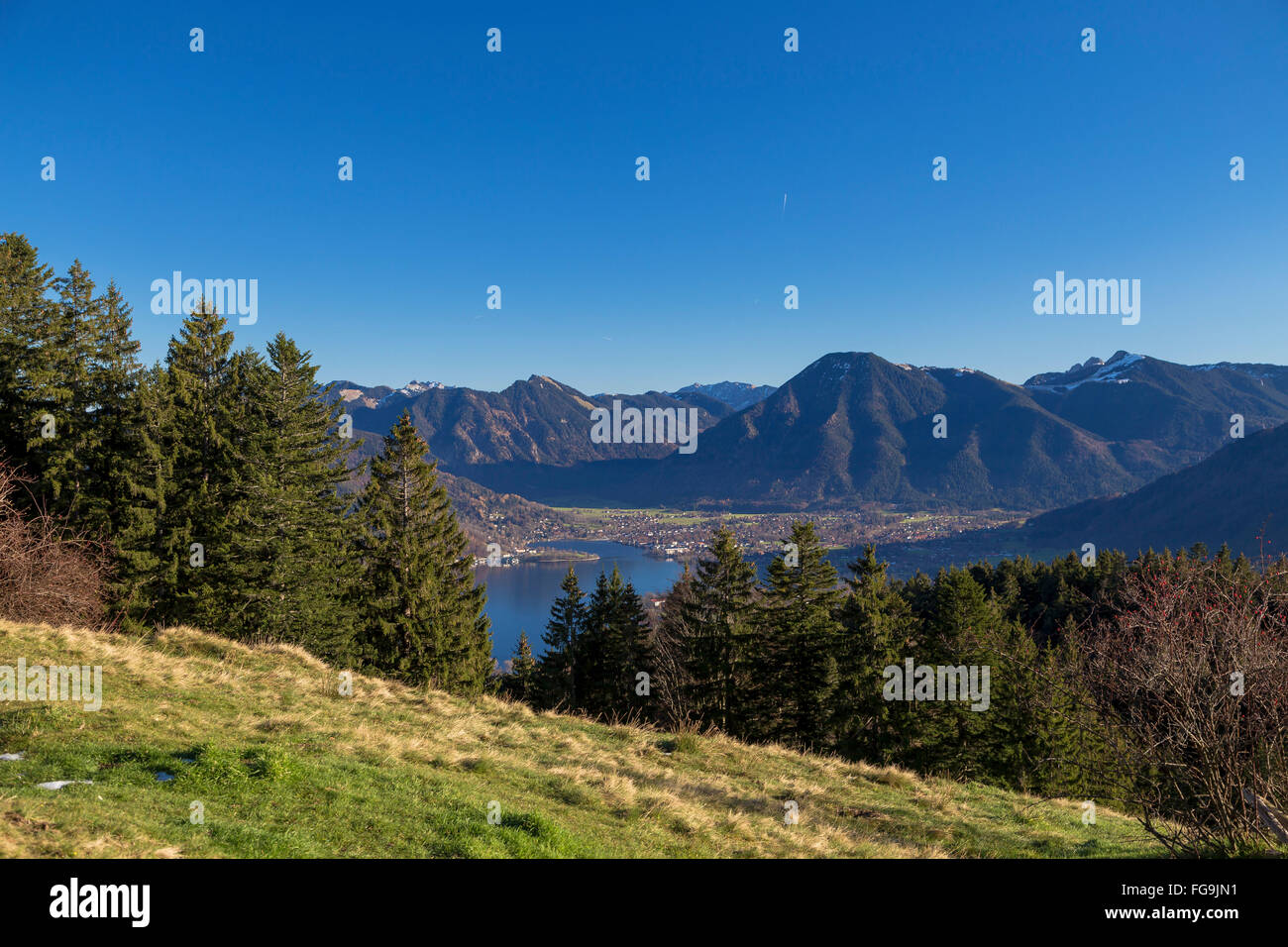 Geografia / viaggi, in Germania, in Baviera, sul modo di Holzeralm (pascoli di montagna), vista verso il Tegernsee, Additional-Rights-Clearance-Info-Not-Available Foto Stock