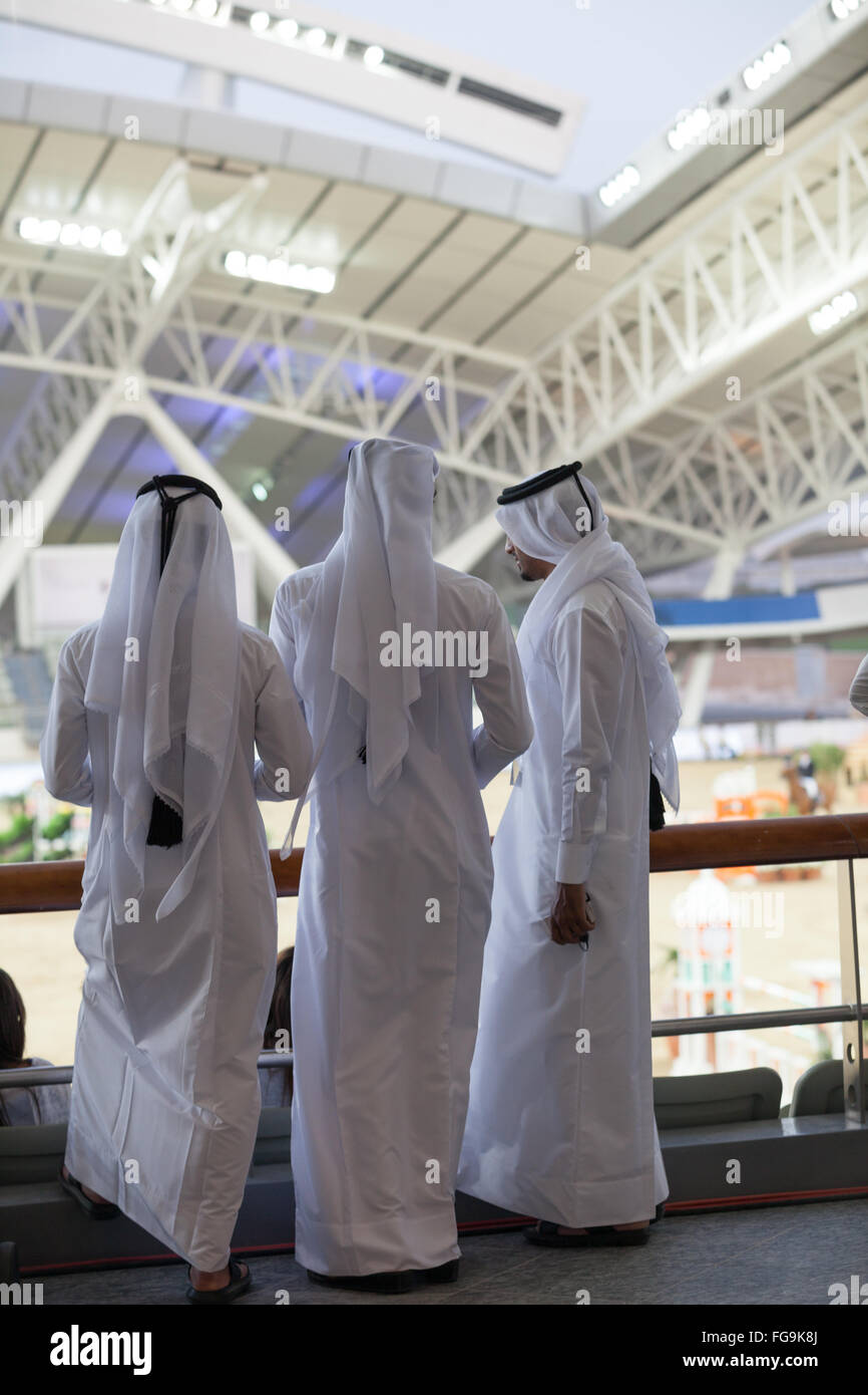 Qatar uomini nel tradizionale abito arabo Al Shaqab, Doha, Qatar Foto Stock