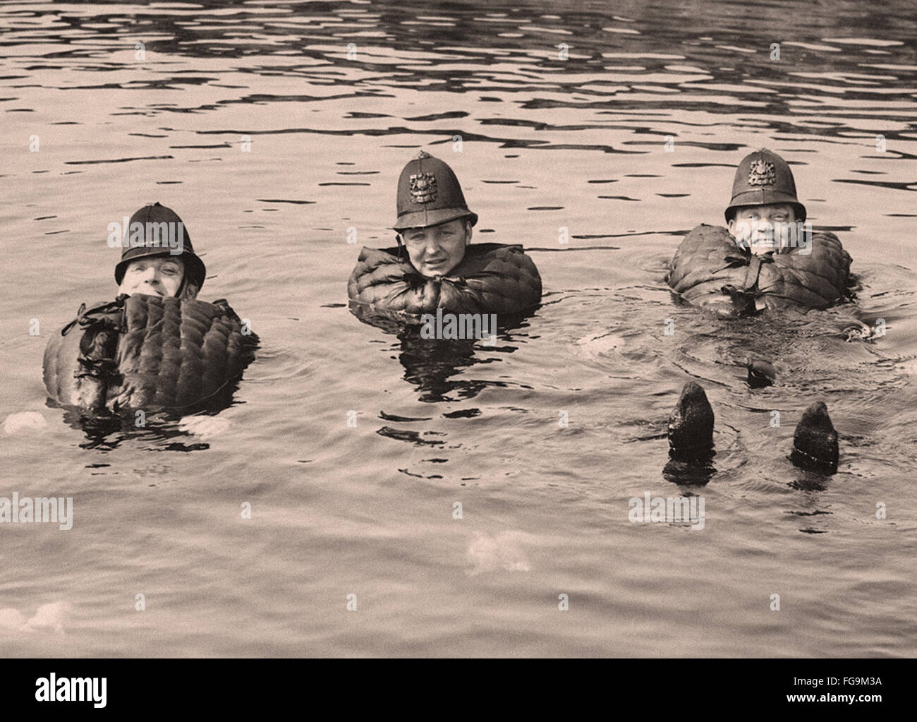 Porto di London Authority poliziotti test risparmio vita giacche nel Tamigi - 1937 Foto Stock