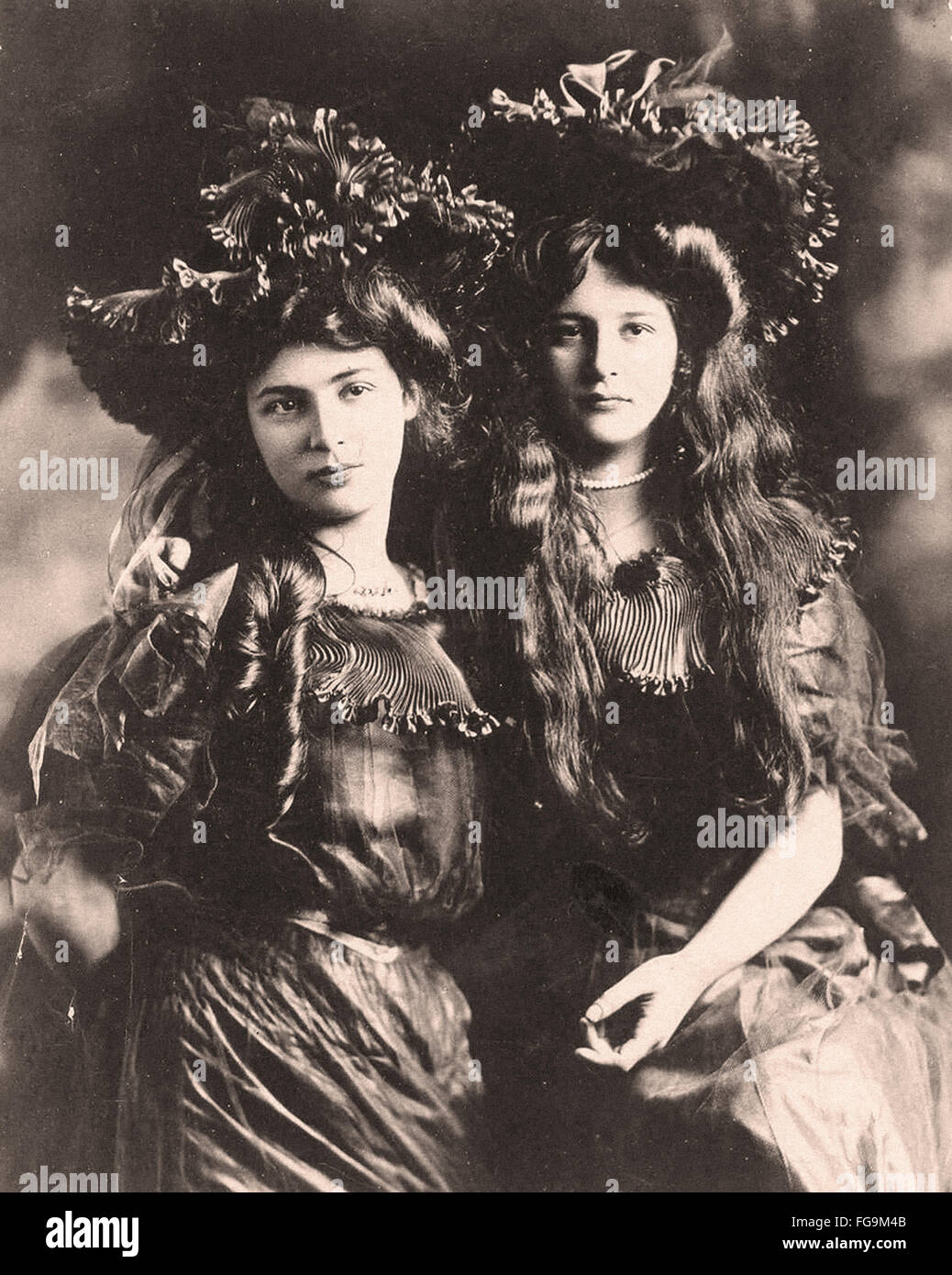 Twin coppie ragazza in stile vittoriano e Edwardian Eras Foto Stock