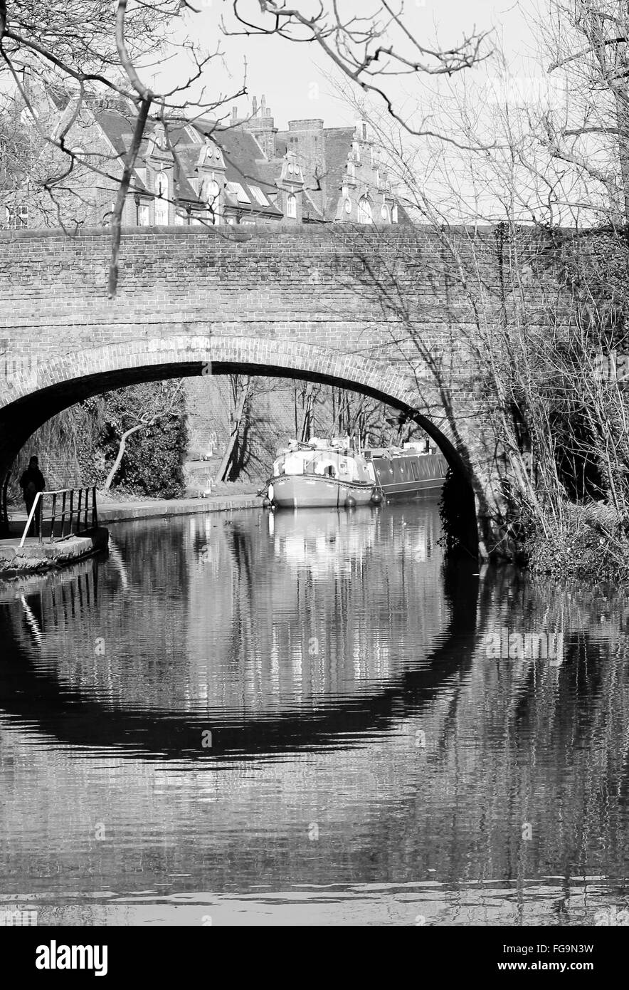 Canal barcone sul canal fiume- Regents Canal, a Londra con un ponte Foto Stock
