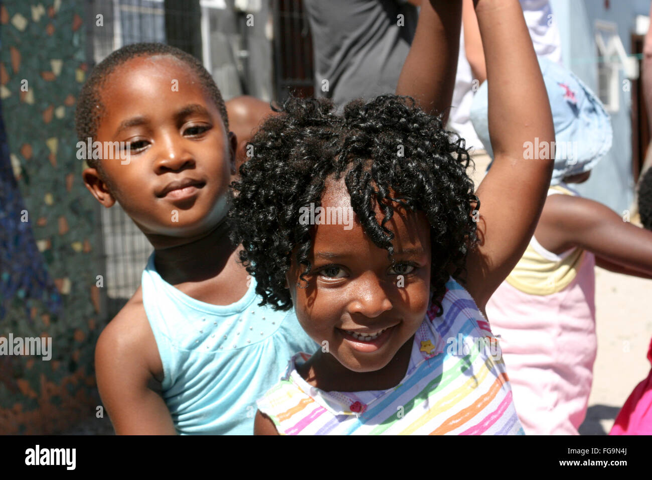 South African bambini danza alla musica dall'autoradio su un township street. Foto Stock