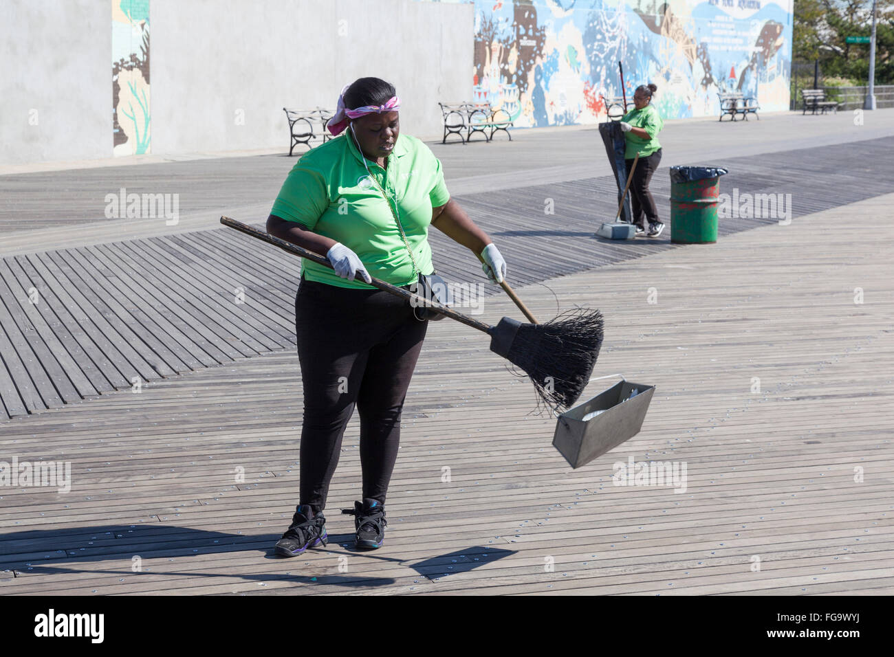 La città di new york, 15 settembre 2015: americano africano donne lavorano su Coney island per tenere le strade pulite Foto Stock