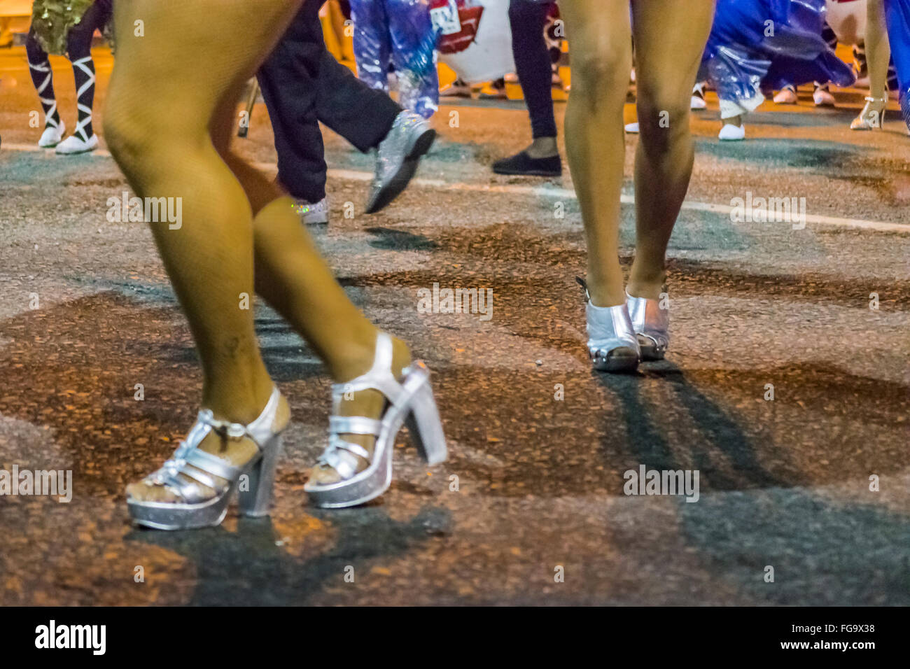 MONTEVIDEO, Uruguay, Gennaio - 2016 - bassa angolazione delle donne ballerini gambe in parata inaugurale del carnevale di Montevideo, Urugua Foto Stock