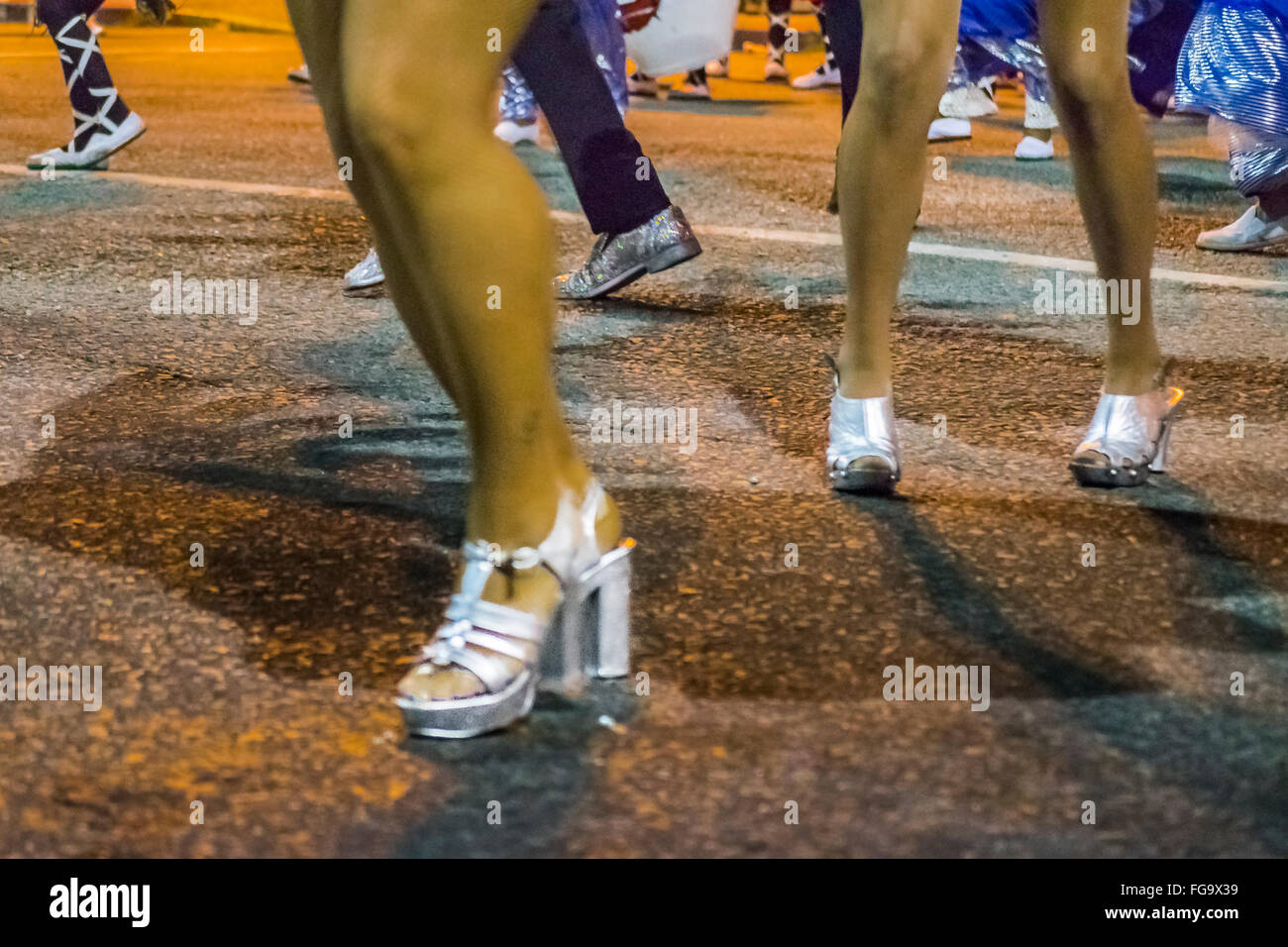 MONTEVIDEO, Uruguay, Gennaio - 2016 - bassa angolazione delle donne ballerini gambe in parata inaugurale del carnevale di Montevideo, Urugua Foto Stock