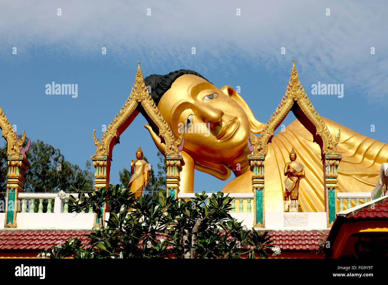 Thailandia Phuket Thalang Wat Srisoonthorn 29m lunga Buddha reclinato Adrian Baker Foto Stock