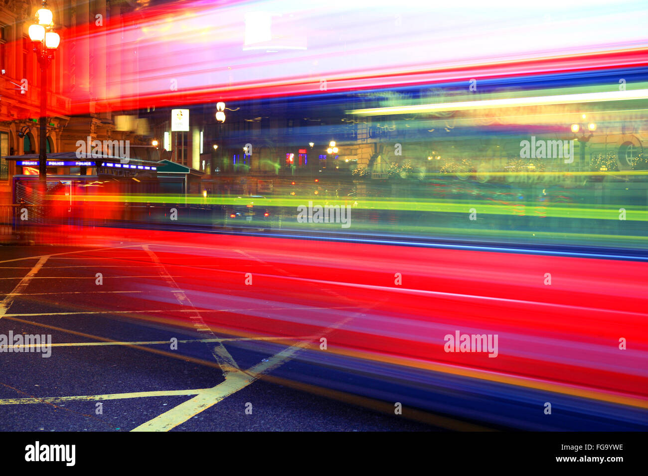 Velocità di sfocatura di autobus di Londra a piccadilly circus di notte Foto Stock