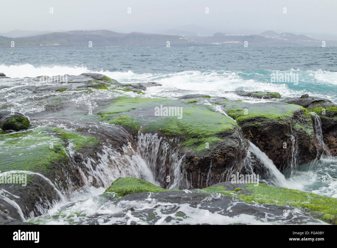 Las Palmas de Gran Canaria, Isole Canarie, Spagna. 18h Febbraio, 2016. Meteo:  si tratta di un giorno di tempesta su Gran Canaria come un fronte freddo  porta il forte vento, pioggia e