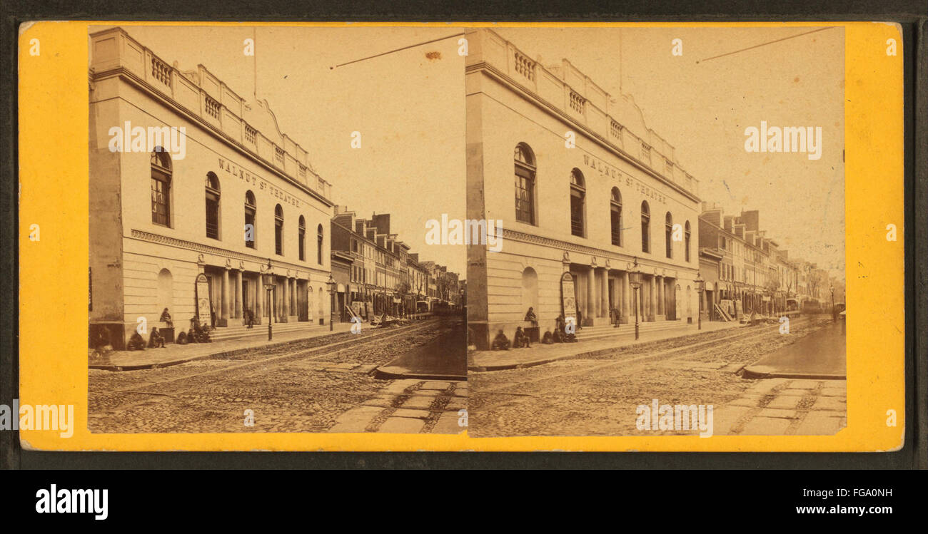 Questa fotografia storica del Walnut Street Theatre, scattata da Bartlett & French, mostra l'iconico edificio di Philadelphia. Essendo uno dei più antichi teatri degli Stati Uniti, è un punto di riferimento nella storia culturale americana. Foto Stock
