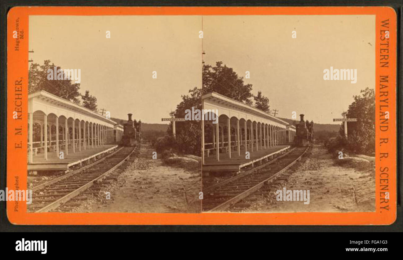 Western Maryland Railraod treno in piedi accanto alla pista coperta rivestita con panchine, segno a destra si legge in Pennsylvania. , Da Recher, E. M. (Elias M.), 1828-1887 Foto Stock