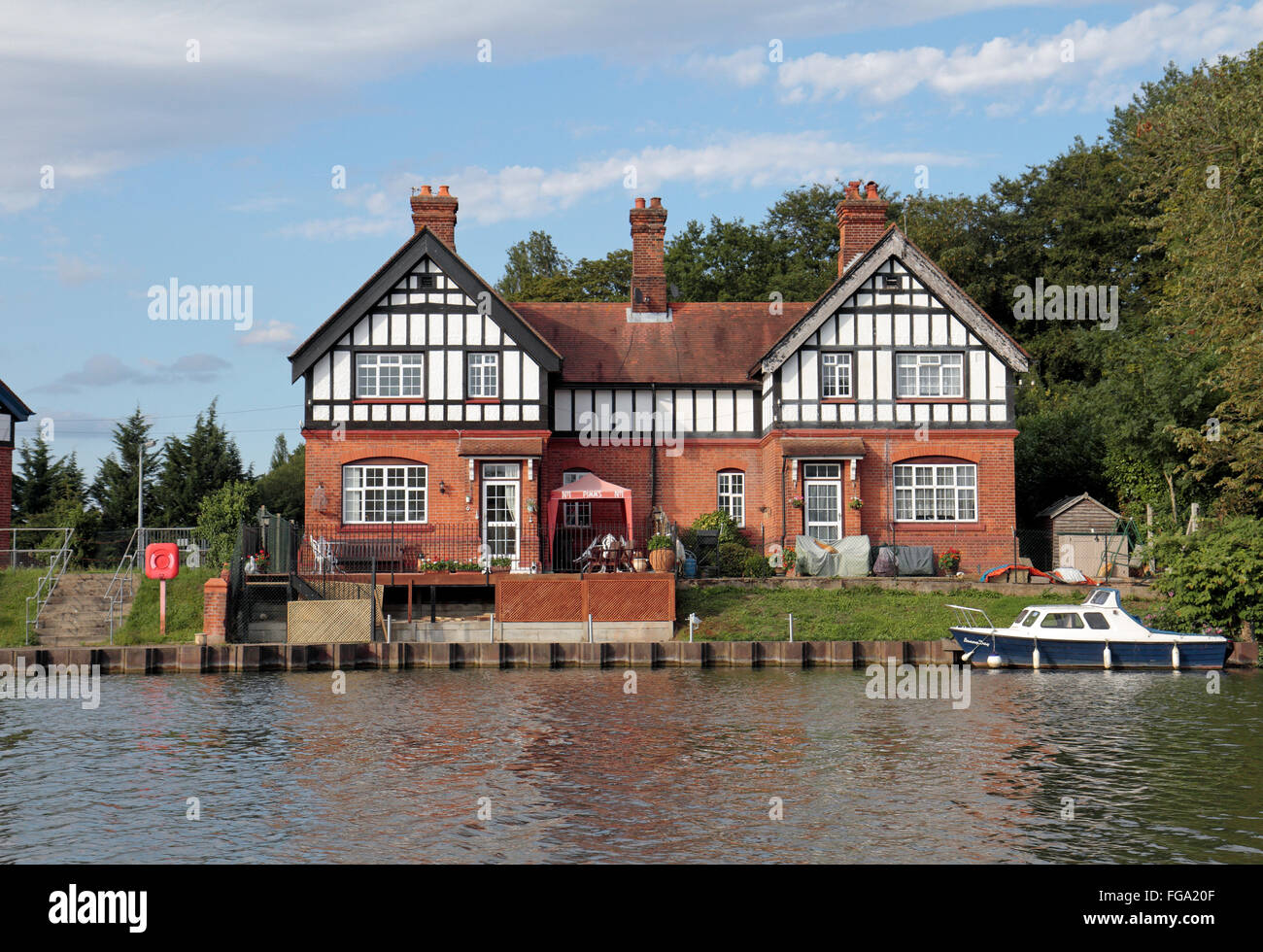 Una coppia di semi-case unifamiliari sulle rive del fiume Tamigi appena fuori Londra, Regno Unito Foto Stock