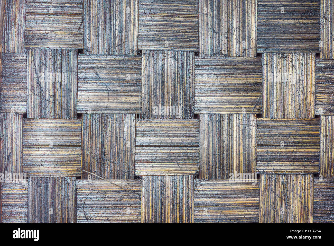 Trecciato in legno di antiquariato di sfondo scuro e giallo Foto Stock