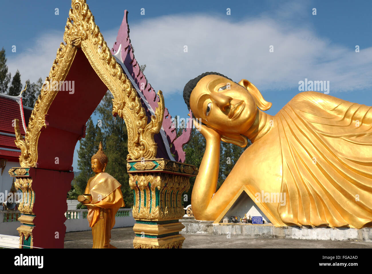 Thailandia Phuket Thalang Wat Srisoonthorn 29m lunga Buddha reclinato Adrian Baker Foto Stock