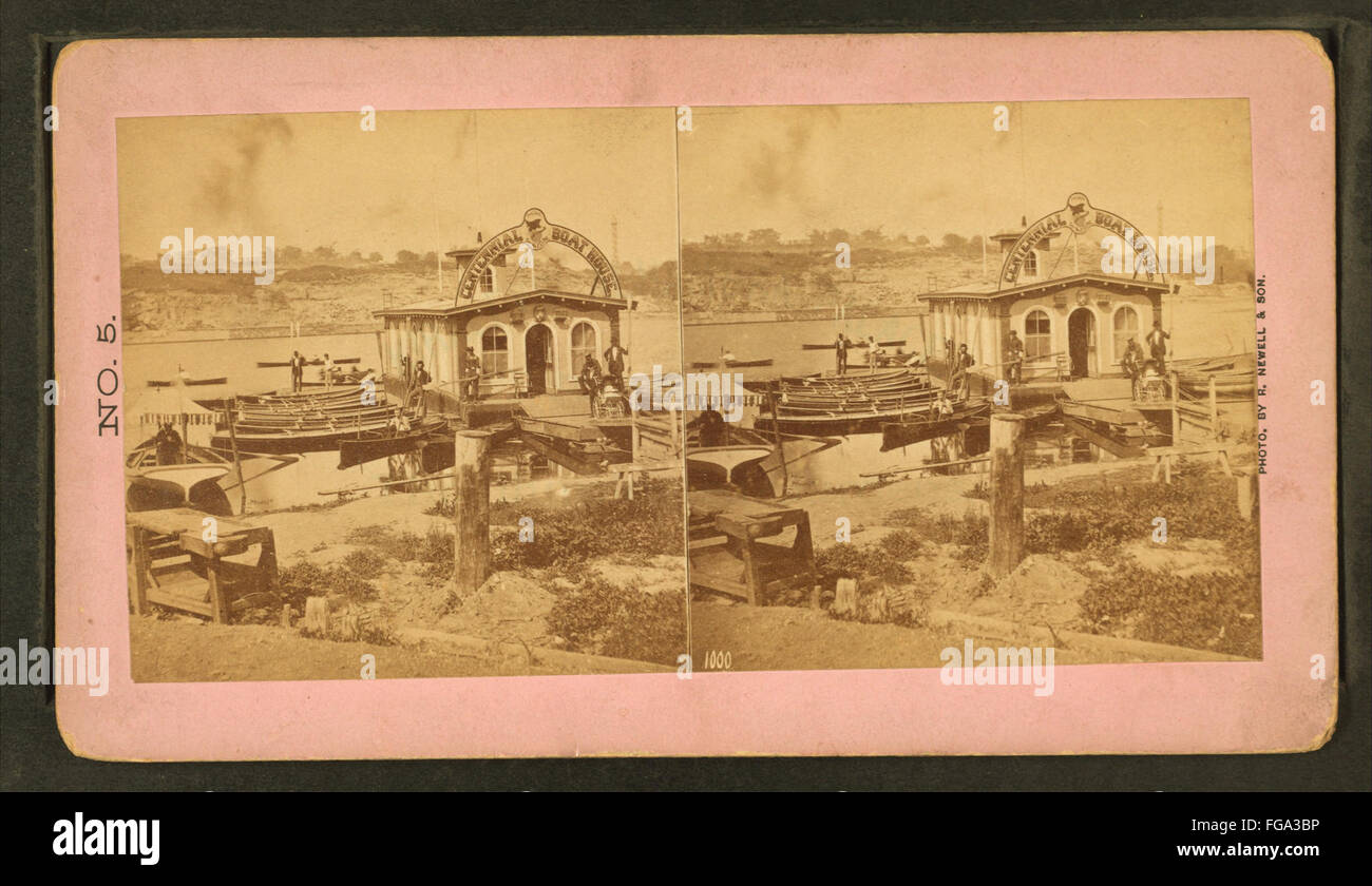 Una fotografia storica della collezione Robert N. Dennis che mostra la Centennial Boat House. La vista stereoscopica cattura la struttura nella sua forma originale, evidenziando l'architettura vintage dell'edificio. Foto Stock
