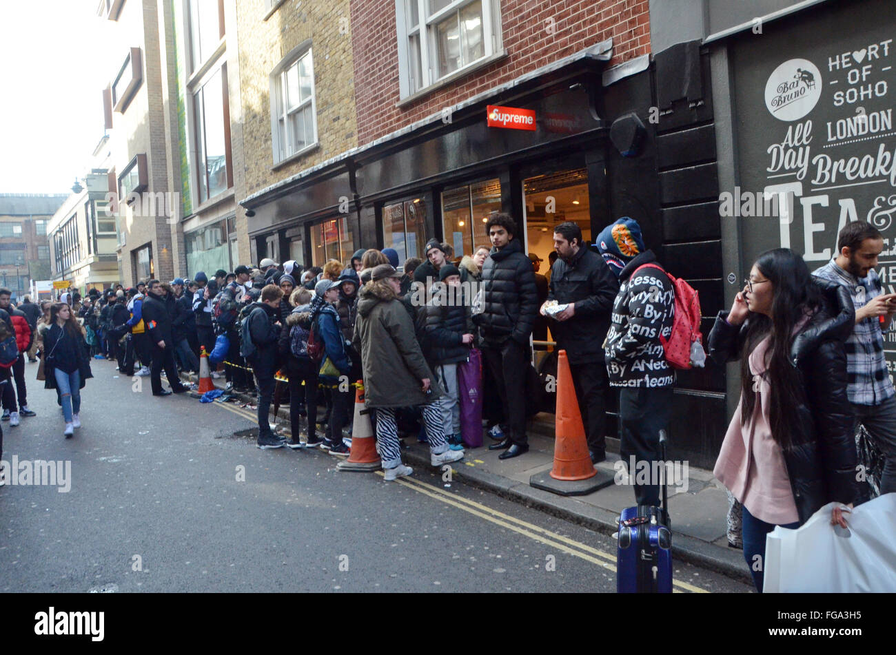 Londra, UK, 18 febbraio 2016, centinaia di coda a un culto skateboard negozio di abbigliamento Supreme in Peter Street nel cuore di Soho come si lanciano i loro primavera & estate gamma. Foto Stock