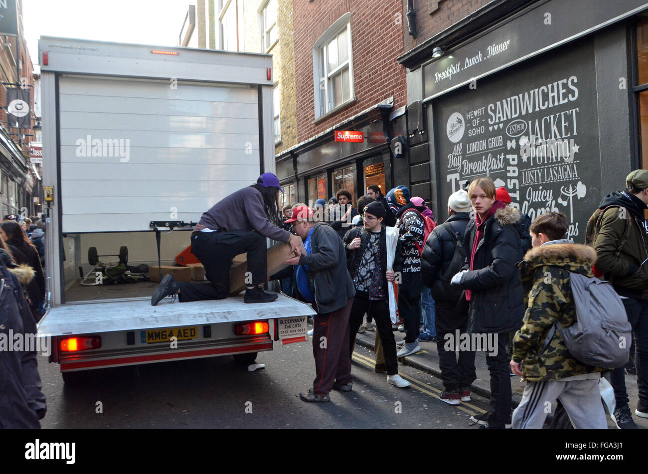 Londra, UK, 18 febbraio 2016, centinaia di coda a un culto skateboard negozio di abbigliamento Supreme in Peter Street nel cuore di Soho come si lanciano i loro primavera & estate gamma. Foto Stock