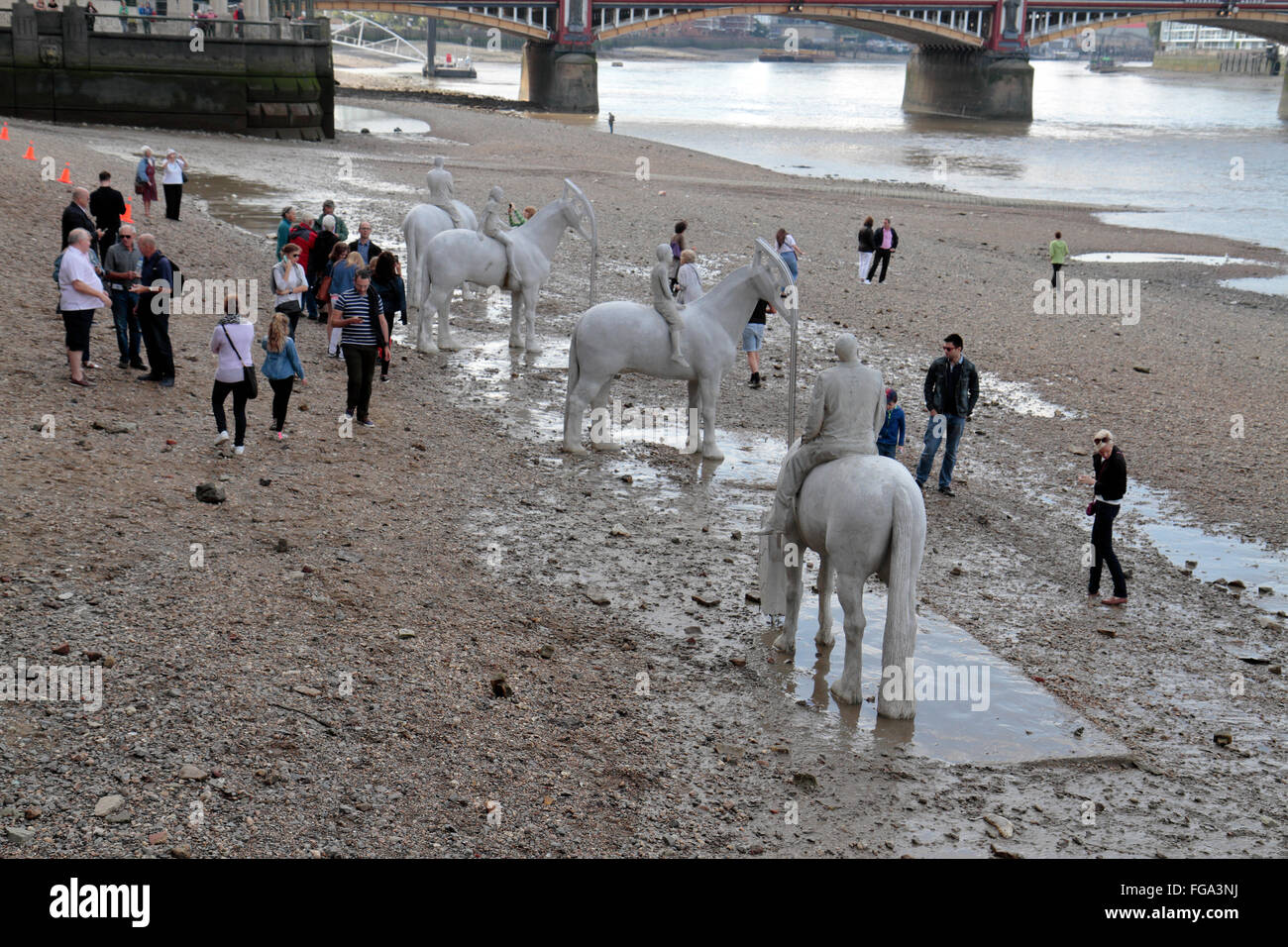 "L'alta marea " sculture di Jason deCaires Taylor, installato sul foreshore del fiume Tamigi, Nine Elms, Londra, Regno Unito. Foto Stock