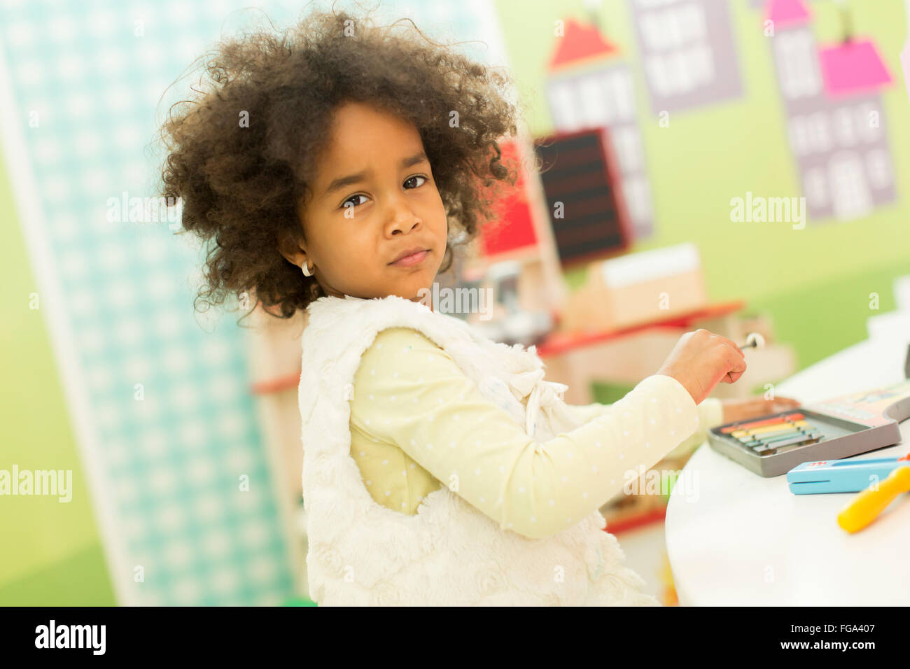 Poco ragazza africana presso la sala giochi Foto Stock