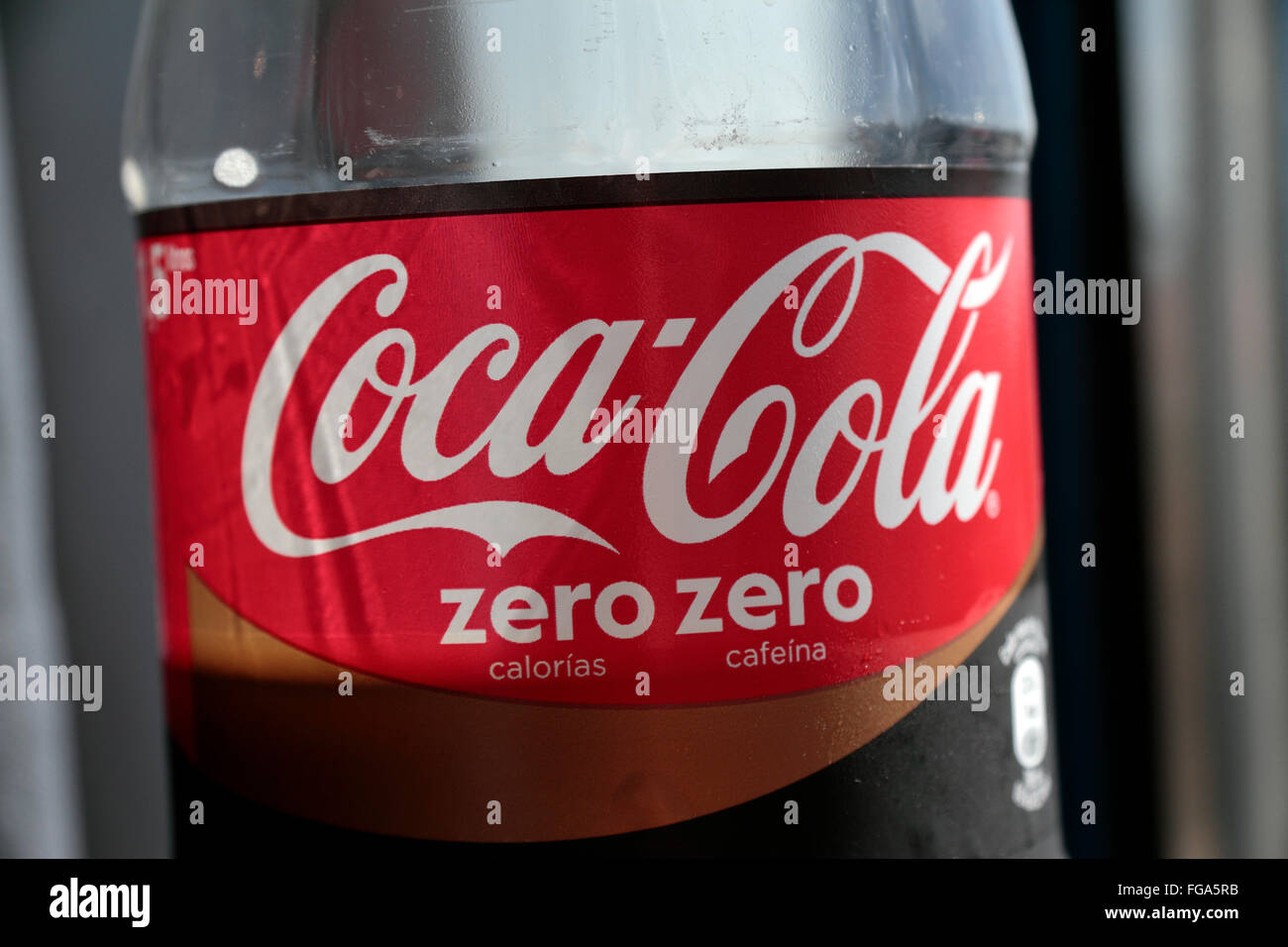 In prossimità di una Coca Cola Zero Zero (caffeina-free Coke Zero) Spagnolo  bottiglia (come si vede in Valencia, Spagna Foto stock - Alamy