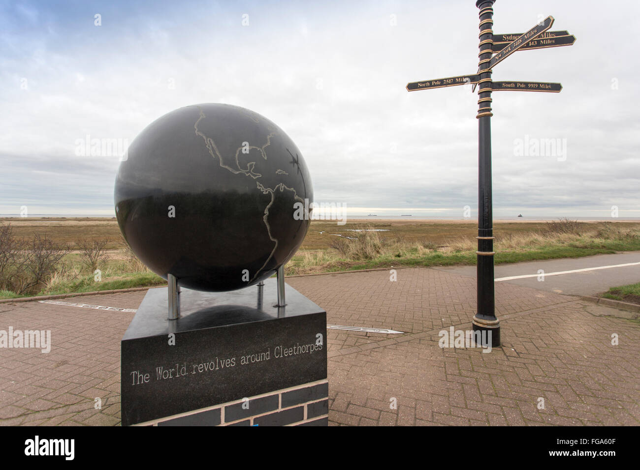 Meridiano di Greenwich la linea Globe a Cleethorpes Lincolnshire UK. ' Il mondo ruota intorno a Cleethorpes' Foto Stock