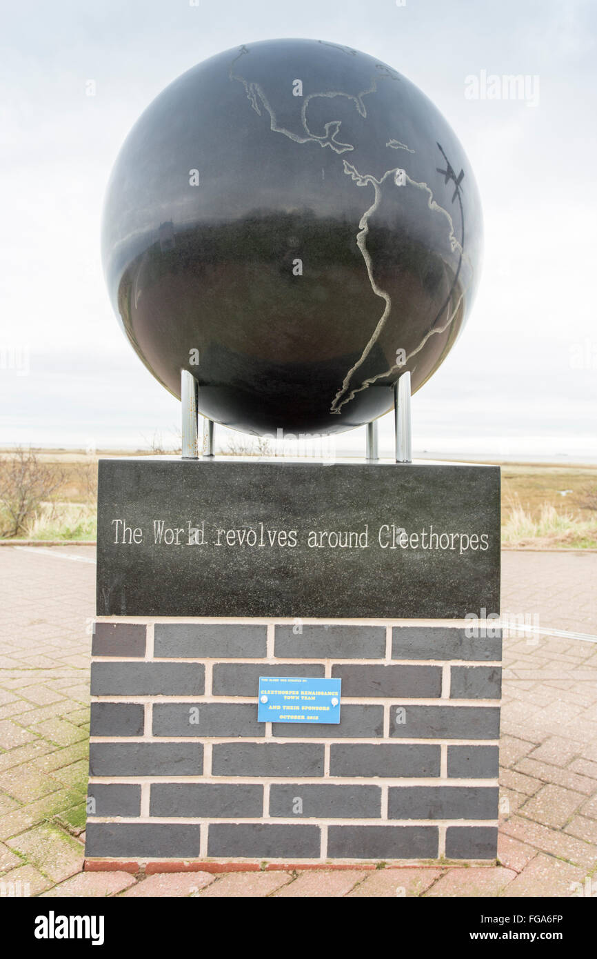Meridiano di Greenwich la linea Globe a Cleethorpes Lincolnshire UK. ' Il mondo ruota intorno a Cleethorpes' Foto Stock